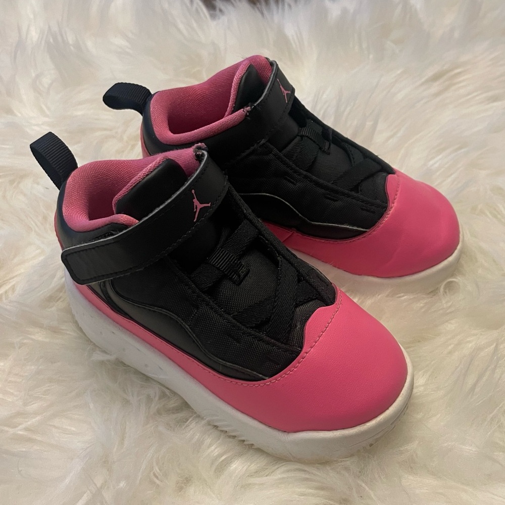 Nike Jordan Max Aura 2 Kids Size 8c Black Pinksicle White